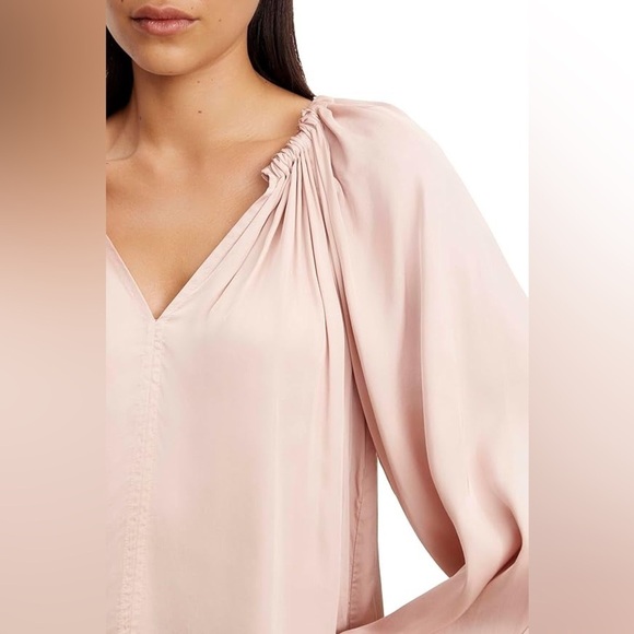 Velvet by Graham and Spencer Noria blouse, Small - Picture 3 of 9